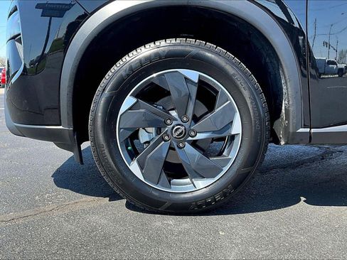 Used 2025 Nissan Rogue SV image 9