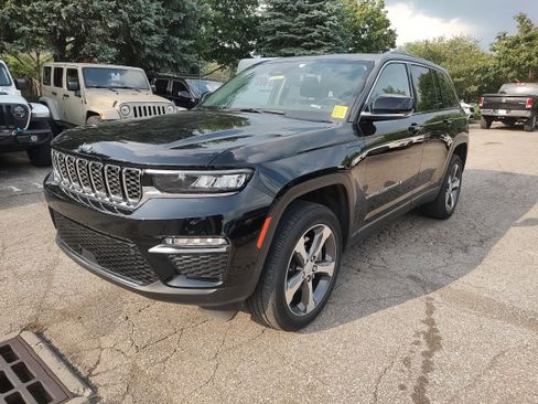 Used 2023 Jeep Grand Cherokee 4WD 4xe image 3