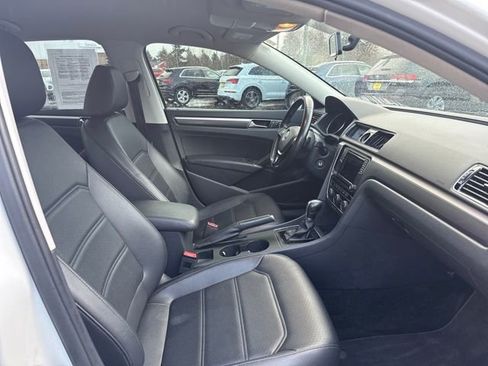 Used 2017 Volkswagen Passat 1.8T R-Line w/ R-Line Lighting Package image 10