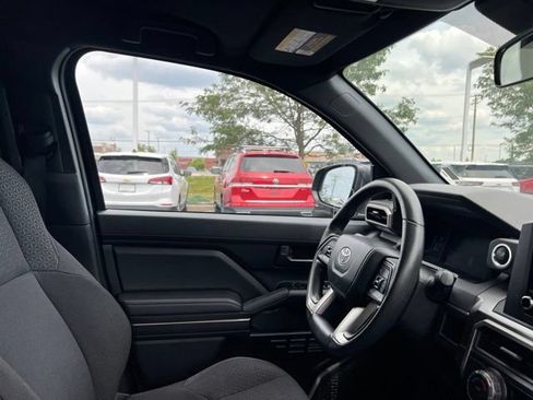 Used 2025 Toyota 4Runner SR5 AWD/4WD image 33