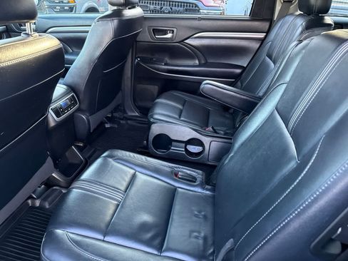 Used 2018 Toyota Highlander SE FWD image 23