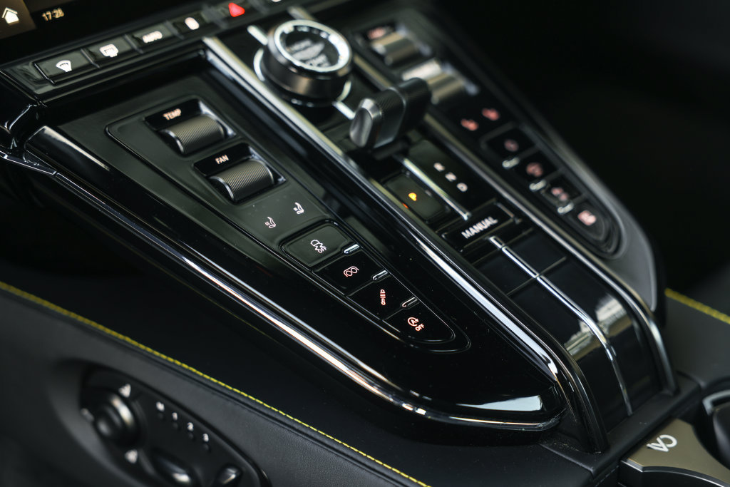 Used 2025 Aston Martin V8 Vantage Coupe RWD image 31