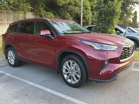 Used 2022 Toyota Highlander Limited FWD image 3