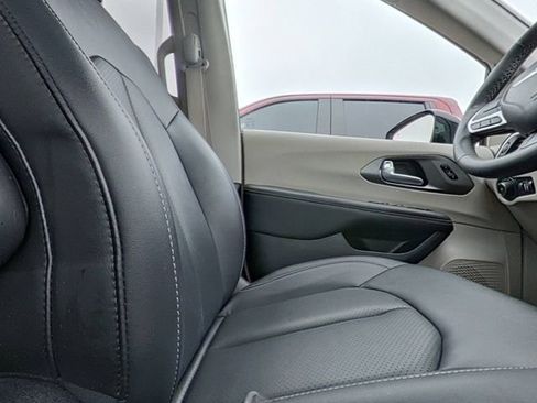 Used 2024 Chrysler Pacifica Touring-L image 27