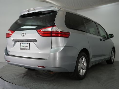 Used 2015 Toyota Sienna L image 9