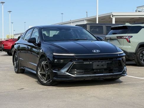 Used 2025 Hyundai Sonata SEL FWD image 2