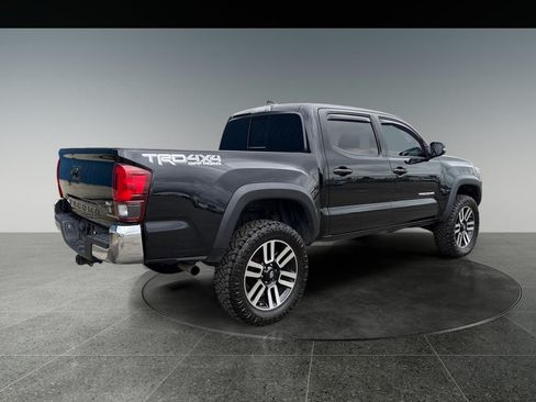 Used 2018 Toyota Tacoma TRD Off-Road AWD/4WD image 9