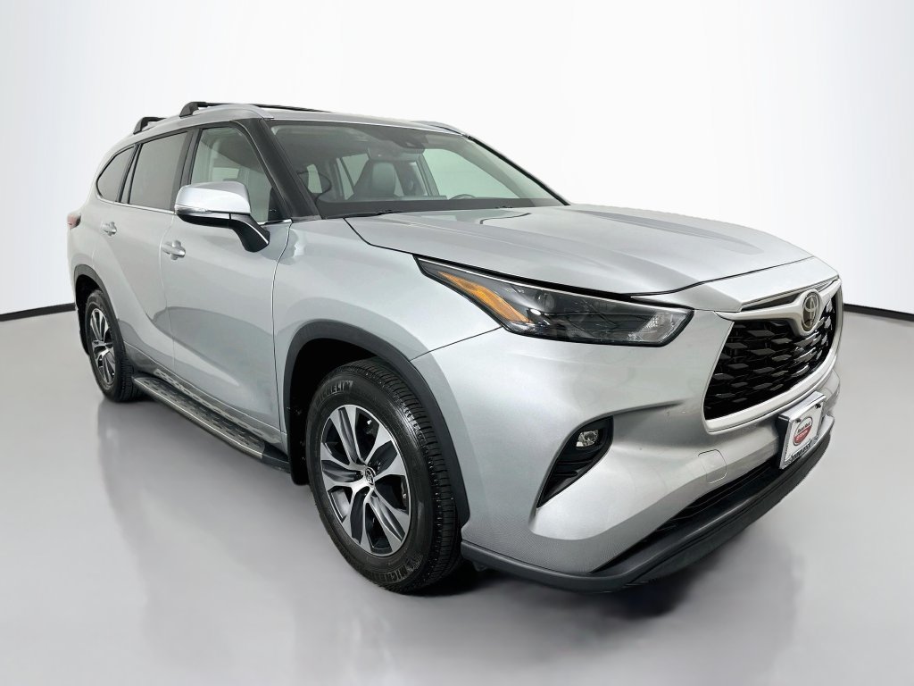 Used 2023 Toyota Highlander XLE FWD image 3