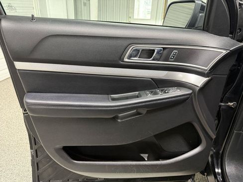 Used 2017 Ford Explorer XLT AWD/4WD image 22