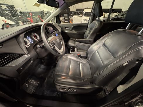 Used 2019 Toyota Sienna SE image 17