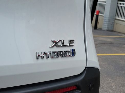 Used 2023 Toyota Sienna XLE image 7