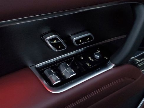 Used 2025 Land Rover Range Rover Autobiography image 10