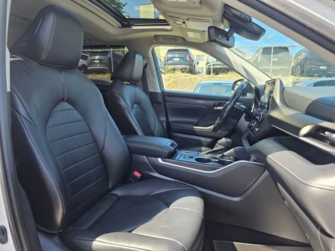 Used 2020 Toyota Highlander XLE AWD/4WD image 10