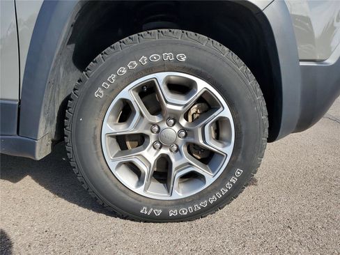 Used 2022 Jeep Cherokee Trailhawk image 5