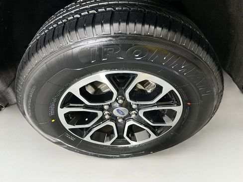 Used 2024 Ford Expedition Max XLT image 11