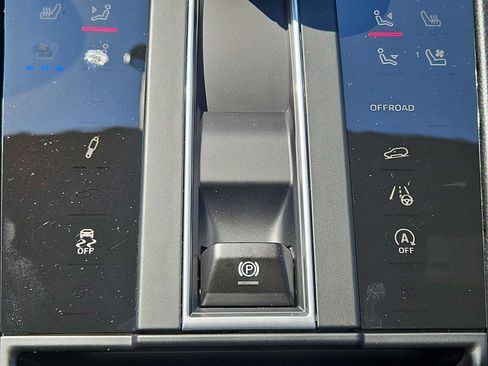 Certified 2026 Porsche Macan Turbo AWD/4WD image 32