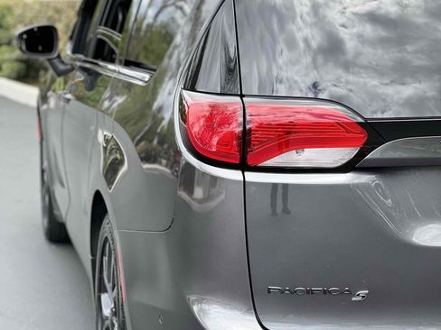 Used 2019 Chrysler Pacifica Limited w/ Advanced Safetytec Group FWD image 55