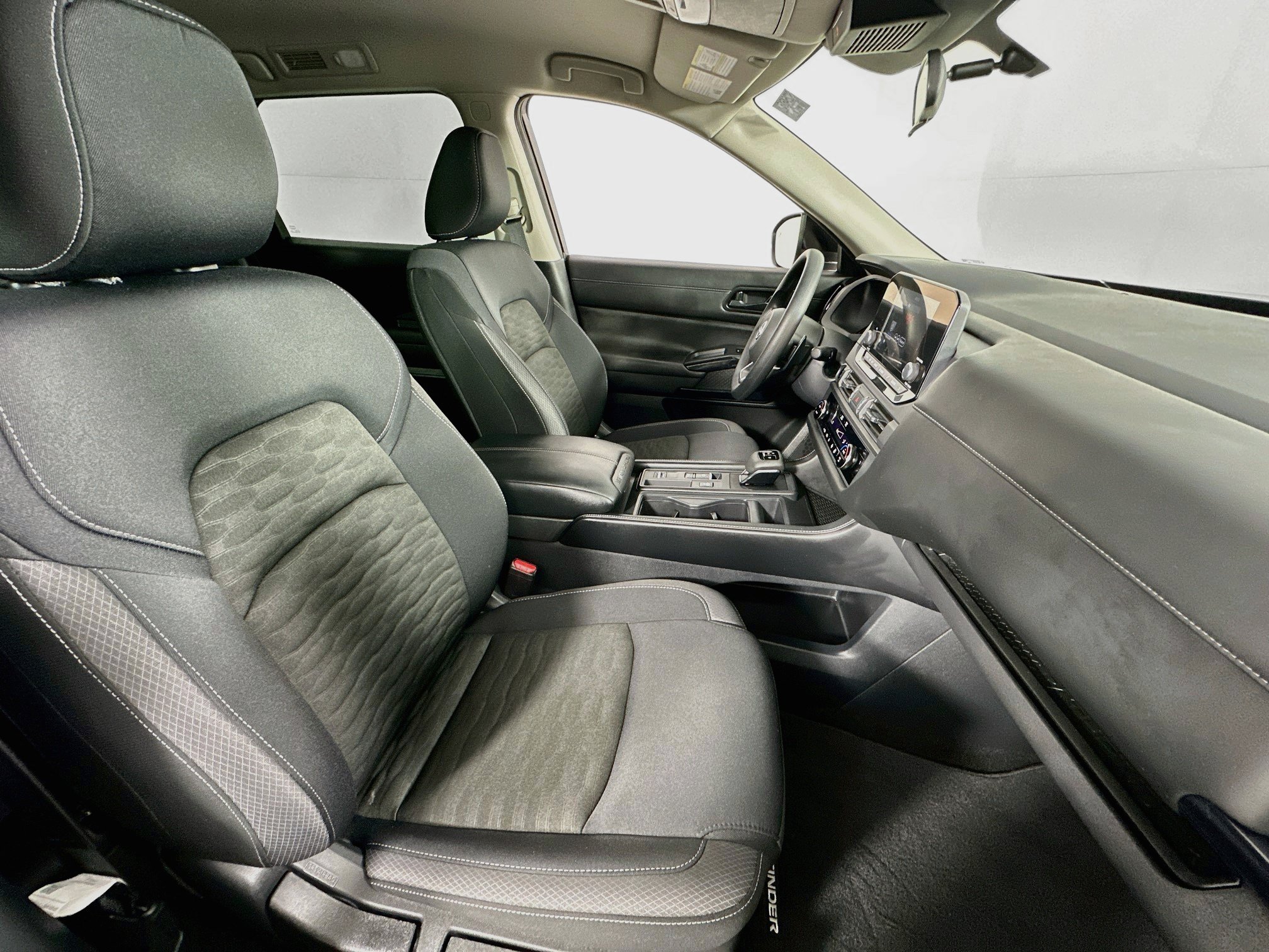 Used 2025 Nissan Pathfinder S FWD image 26
