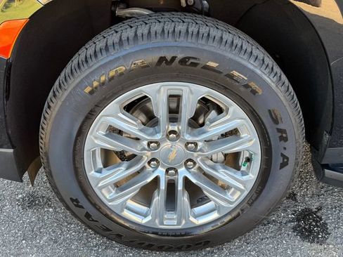 Used 2023 Chevrolet Suburban Premier w/ Premium Package 2 AWD/4WD image 10