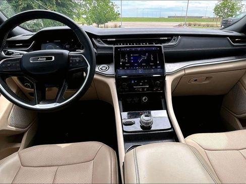 Used 2023 Jeep Grand Cherokee Limited w/ Luxury Tech Group II image 18