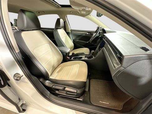 Used 2020 Volkswagen Passat 2.0T R-Line image 31