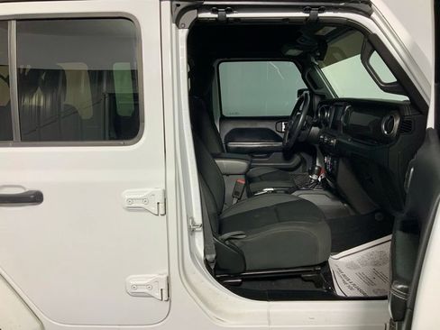 Used 2018 Jeep Wrangler Unlimited Sahara AWD/4WD image 34