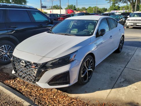 Certified 2023 Nissan Altima 2.5 SR FWD image 2
