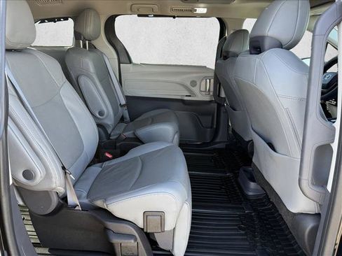 Used 2022 Toyota Sienna Limited image 21