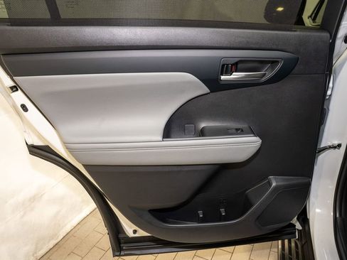 Used 2024 Toyota Highlander XLE image 12