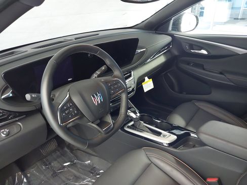 Used 2025 Buick Envista Avenir FWD image 2
