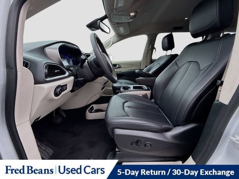 Used 2024 Chrysler Pacifica Touring-L FWD image 16