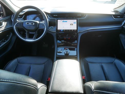 Used 2023 Jeep Grand Cherokee Limited w/ Black Appearance Package image 10