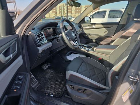 Used 2025 Volkswagen Atlas Peak Edition SE image 7