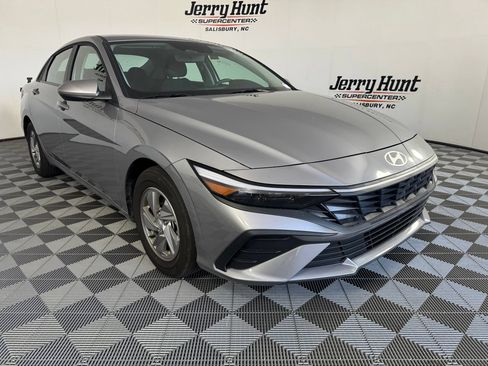 Used 2025 Hyundai Elantra SE FWD image 6