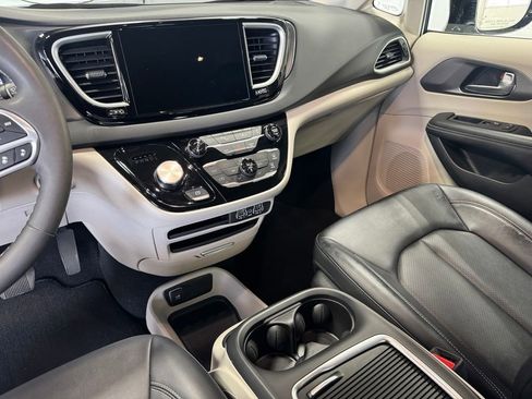 Used 2023 Chrysler Pacifica Touring-L FWD image 20