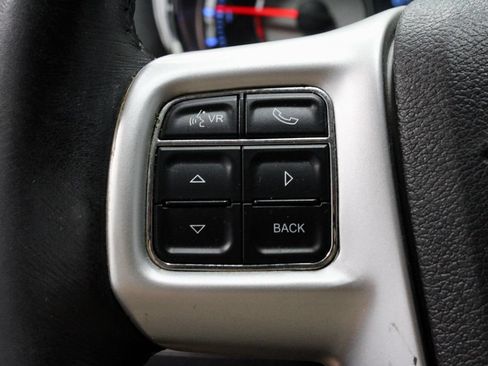 Used 2016 Chrysler Town & Country Touring FWD image 27