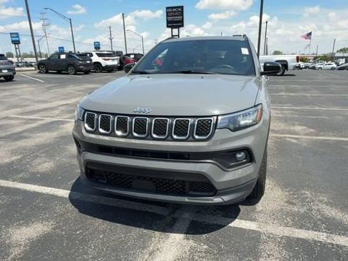 Used 2023 Jeep Compass Latitude w/ Sun and Sound Group AWD/4WD image 3