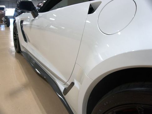 Used 2015 Chevrolet Corvette Z06 w/ 3LZ Preferred Equipment Group image 17