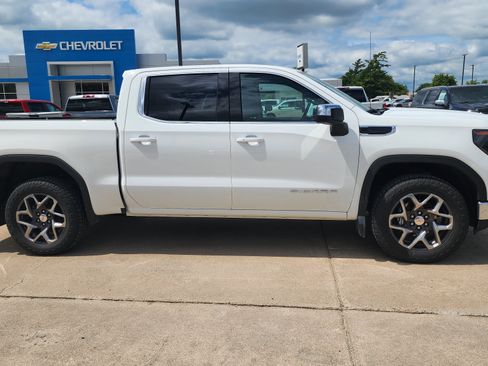 Used 2024 GMC Sierra 1500 SLE w/ Preferred Package AWD/4WD image 4