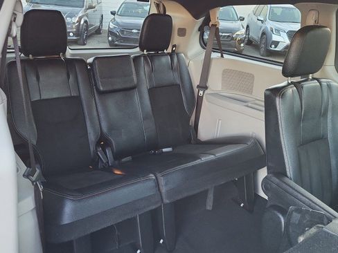 Used 2019 Dodge Grand Caravan SXT image 25