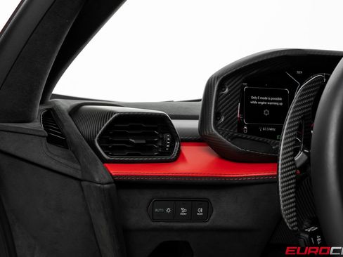 Used 2025 Lamborghini Revuelto image 31