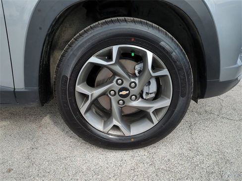 Certified 2025 Chevrolet Trax LT image 11
