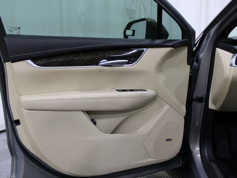 Used 2019 Cadillac XT5 FWD image 6