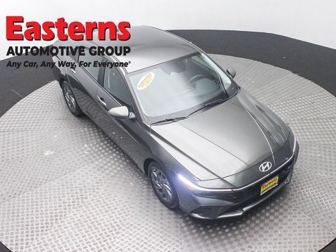 Used 2024 Hyundai Elantra SEL FWD image 3