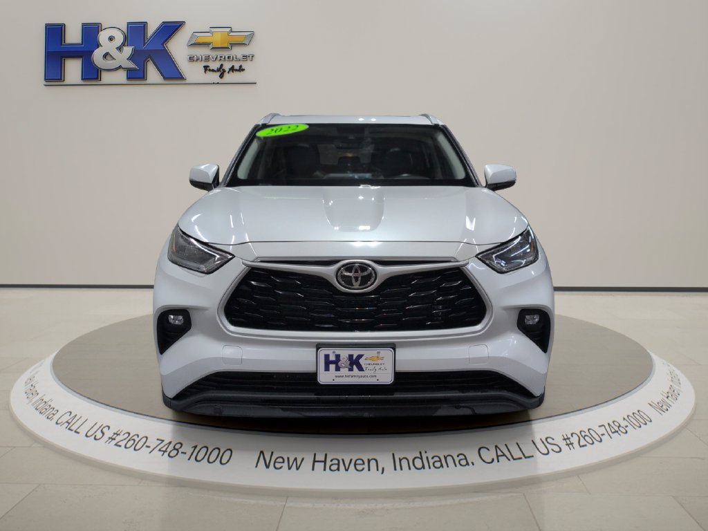 Used 2022 Toyota Highlander XLE AWD/4WD image 2