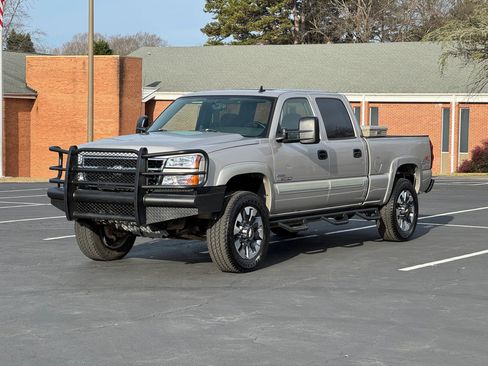 Used 2006 Chevrolet Silverado 2500 LT w/ Heavy-Duty Power Package image 1