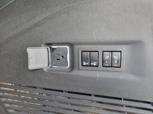 Used 2023 GMC Yukon XL AT4 w/ AT4 Premium Package AWD/4WD image 8