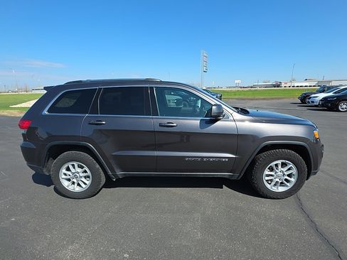 Used 2019 Jeep Grand Cherokee Laredo AWD/4WD image 3