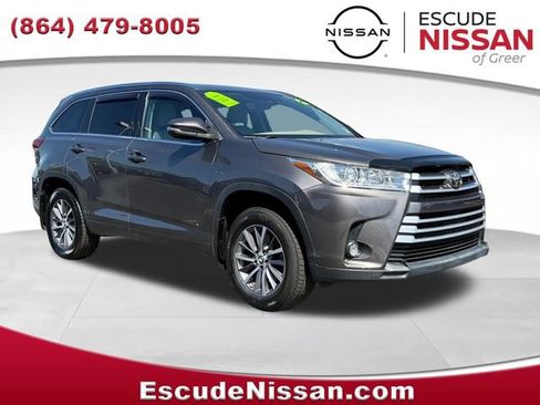 Used 2017 Toyota Highlander XLE AWD/4WD image 1