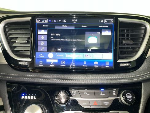 Used 2024 Chrysler Pacifica Premium FWD image 18